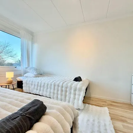 Workers With 5 Bedrooms 8 Beds 2 Bath And Free Parking Göteborg