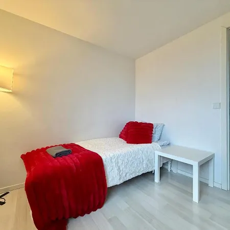 Workers Near Worksites 5 Bedrooms 8 Beds בית נופש