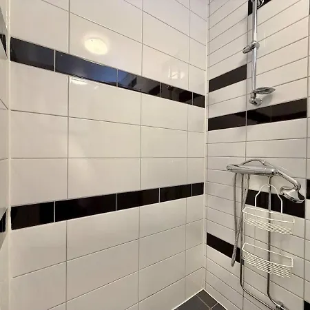 Workers And Family Homes 4br House, 7 Beds, Free Parking & Garage Near Volvo גטבורג