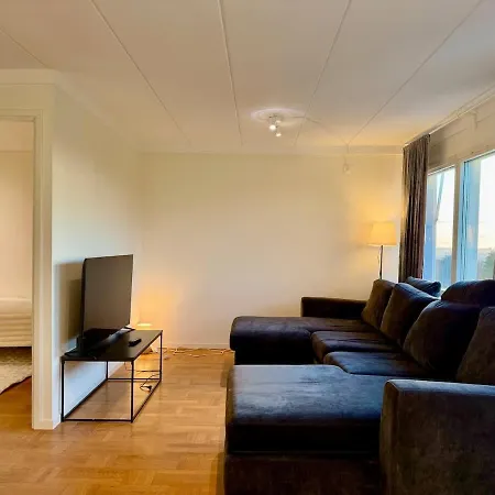 Workers With 5 Bedrooms 8 Beds 2 Bath And Free Parking *