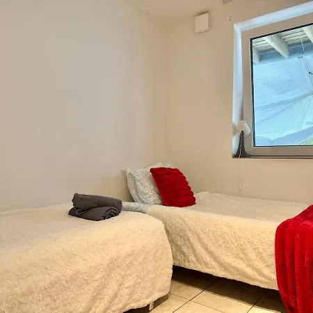 Holiday home Comfortable 3 Bedroom Near Volvo And Skf *