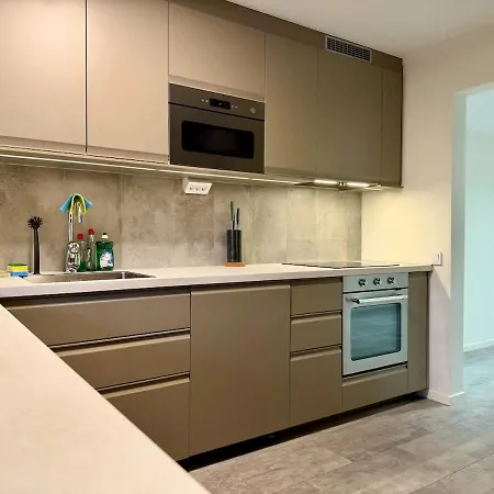 Workers With 5 Bedrooms 8 Beds 2 Bath And Free Parking *