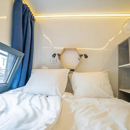 At Sea Houseboat With Rooftop In The Heart Of By Beyond * غوتنبرغ
