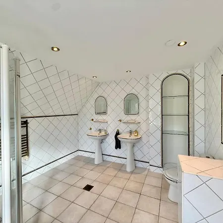 בית נופש Huge Workers & Family With 3 Floors 2 Kitchens & 3 Bathrooms