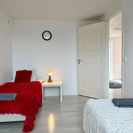Workers Near Worksites 5 Bedrooms 8 Beds