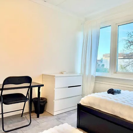 Workers With 5 Bedrooms 8 Beds 2 Bath And Free Parking
