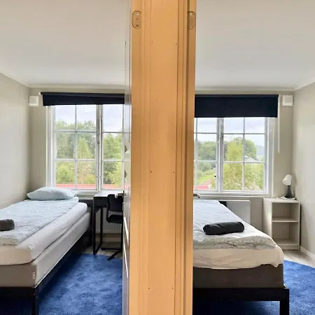 10 Bedroom Workers With Free Parking בית נופש *