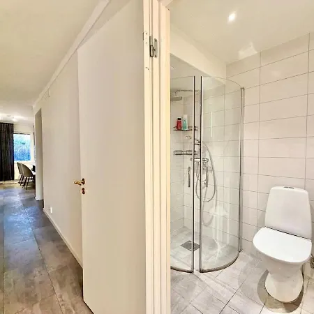 Workers With 5 Bedrooms 8 Beds 2 Bath And Free Parking גטבורג