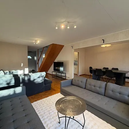 Workers House Near Volvo With 4 Bedrooms 7 Beds And Parking *