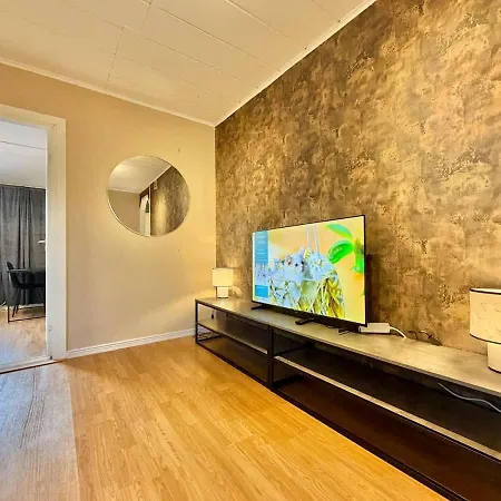 Workers And Family Homes 4br House, 7 Beds, Free Parking & Garage Near Volvo בית נופש גטבורג