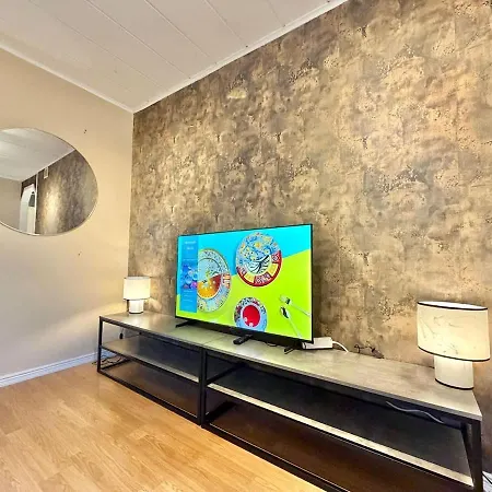 Workers And Family Homes 4br House, 7 Beds, Free Parking & Garage Near Volvo *