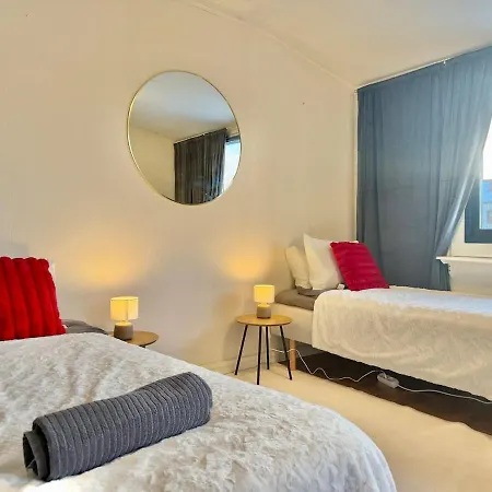 Workers And Family Homes 4br House, 7 Beds, Free Parking & Garage Near Volvo בית נופש