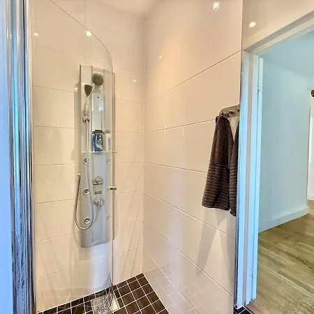 בית נופש Huge Workers & Family With 3 Floors 2 Kitchens & 3 Bathrooms *
