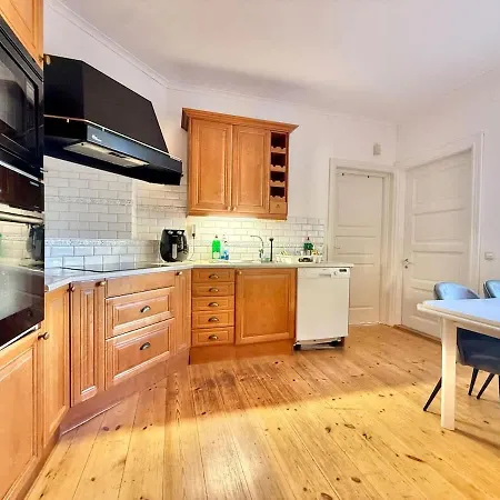 Huge Workers & Family With 3 Floors 2 Kitchens & 3 Bathrooms בית נופש גטבורג