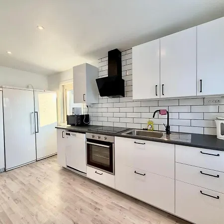 7 Bedroom Workers With 11 Beds And Free Parking Holiday home *