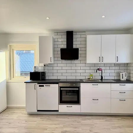 7 Bedroom Workers With 11 Beds And Free Parking Holiday home