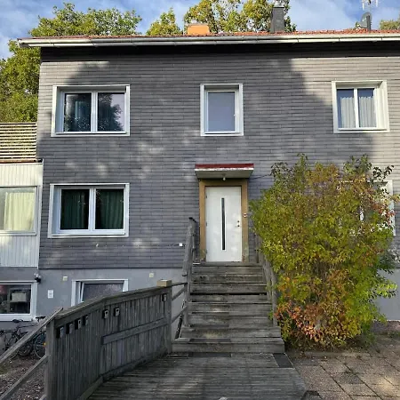 1 Bedroom Near Volvo With 2 Beds And Free Parking Apartmán