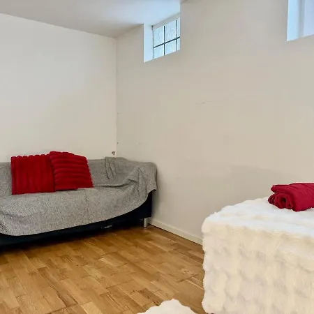 2 Bedroom With 4 Beds For Workers Near Volvo Free Parking Apartmán