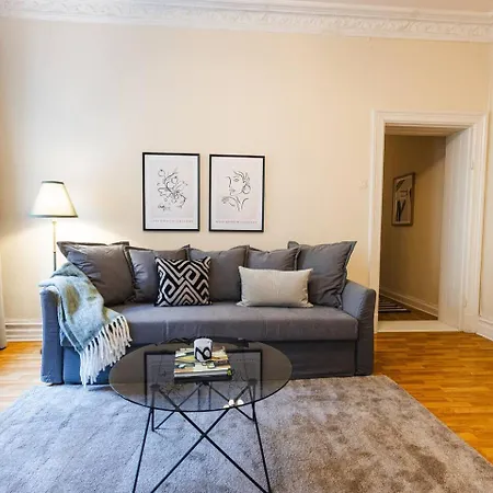 Urban Retreat In Vasastan Avenyn, Parks & Coffee *