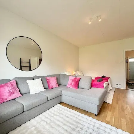 Workers & Family Homes Modern 2br With Free Parking 10 Min To Volvo Göteborg