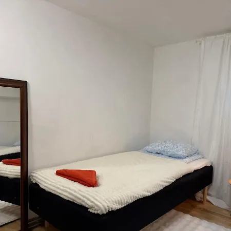 1 Bedroom Near Volvo With 2 Beds And Free Parking