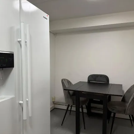 1 Bedroom Near Volvo With 2 Beds And Free Parking Apartmán *