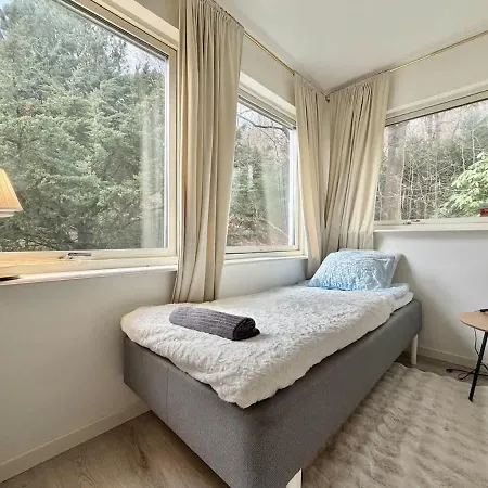 5 Bedroom With Tv In Each Near Volvo With Free Parking Apartmán