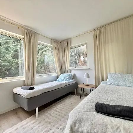 5 Bedroom With Tv In Each Near Volvo With Free Parking *