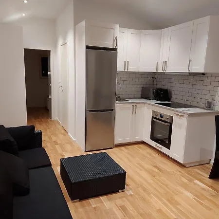 Very Comfortable Tiny House Close To Froelunda Shopping And 아파트 *