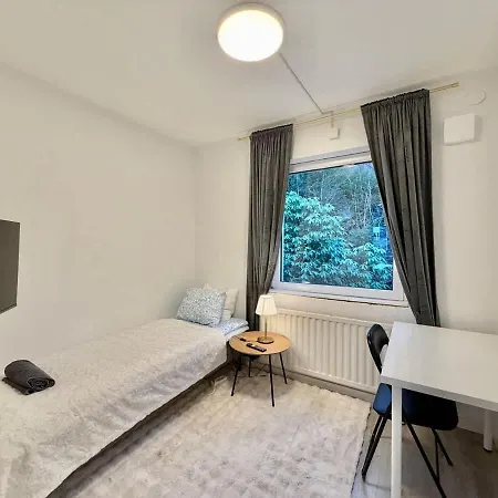 5 Bedroom With Tv In Each Near Volvo With Free Parking