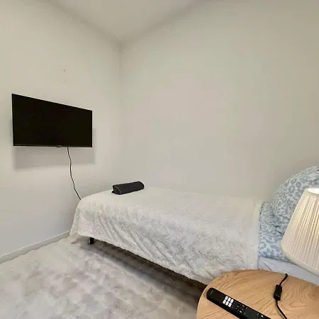5 Bedroom With Tv In Each Near Volvo With Free Parking *