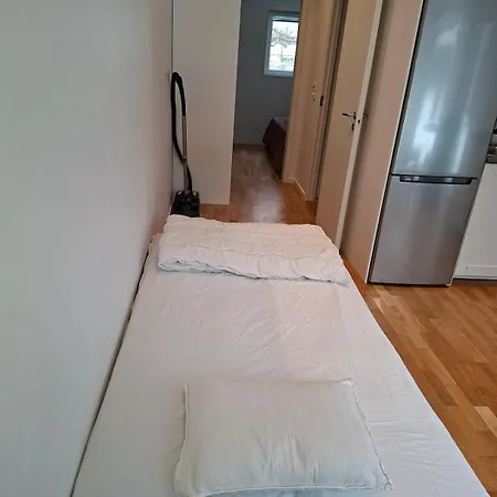 Very Comfortable Tiny House Close To Froelunda Shopping And *
