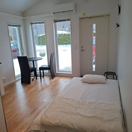 Very Comfortable Tiny House Close To Froelunda Shopping And * Göteborg