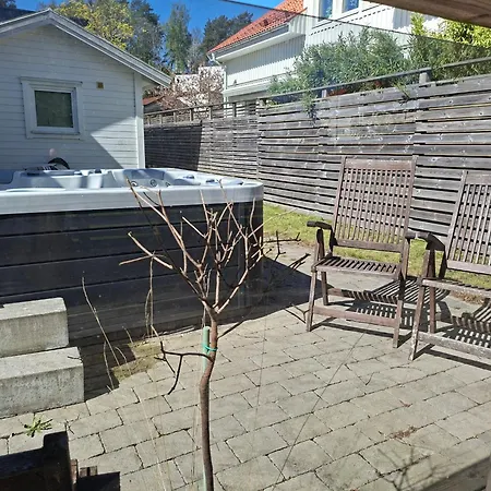 Very Comfortable Tiny House Close To Froelunda Shopping And 예테보리