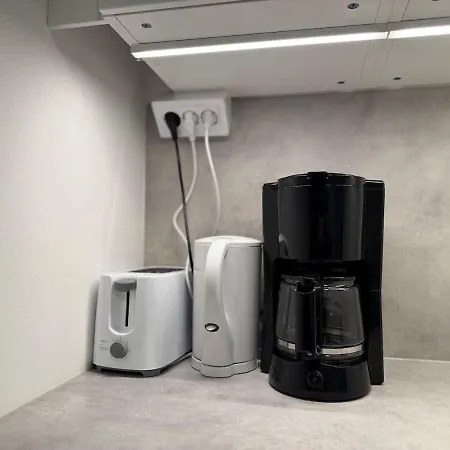 5 Bedroom With Tv In Each Near Volvo With Free Parking *