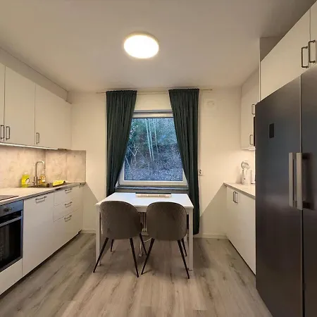 5 Bedroom With Tv In Each Near Volvo With Free Parking Apartmán