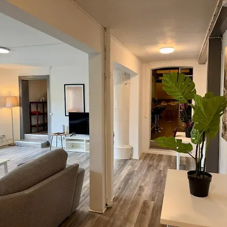 Apartmán Workers And Family 7 Private Bedrooms Sleeps 16 *