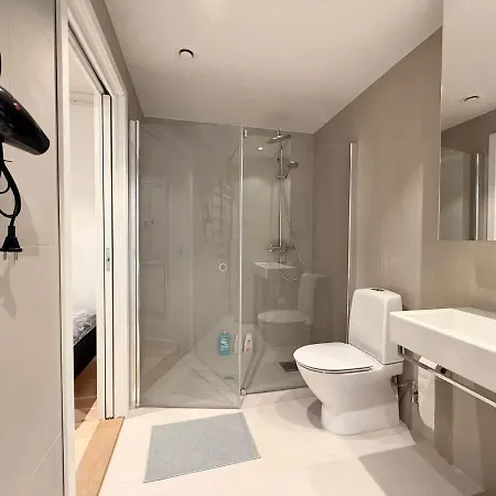 Luxury 2 Bedroom With Access To & Gym *