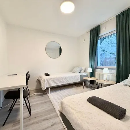 5 Bedroom With Tv In Each Near Volvo With Free Parking Apartmán