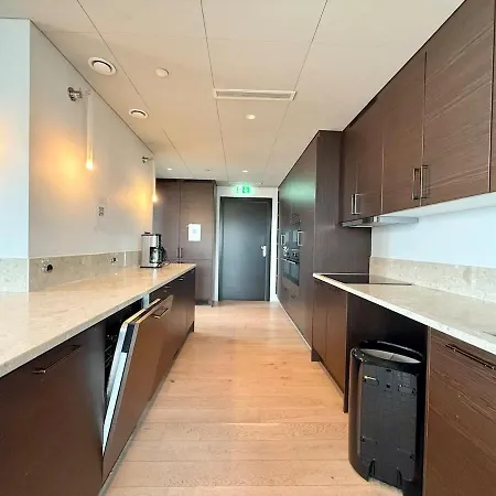 Luxury 2 Bedroom With Access To & Gym *