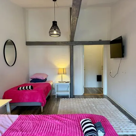 Apartmán Workers And Family 7 Private Bedrooms Sleeps 16 *