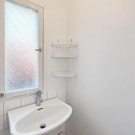 3 Floor With 6 Bedrooms For Workers Near Volvo ヨーテボリ