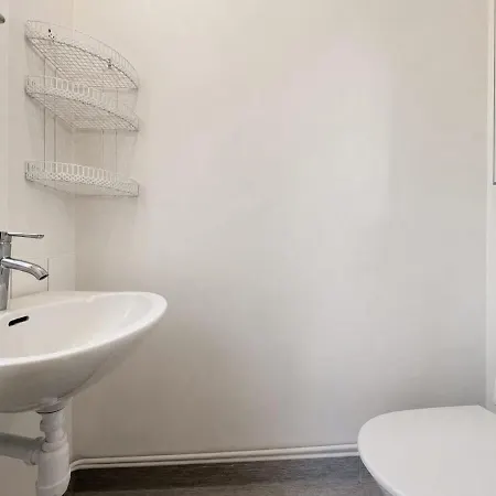 別荘 3 Floor With 6 Bedrooms For Workers Near Volvo ヨーテボリ