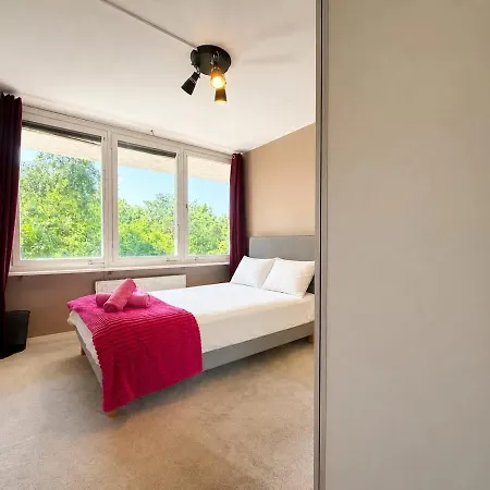 3 Floor With 6 Bedrooms For Workers Near Volvo ヨーテボリ
