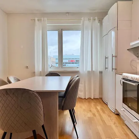 Apartment 2 Floor For 6 People With 2 Bathrooms Close To And Volvo *