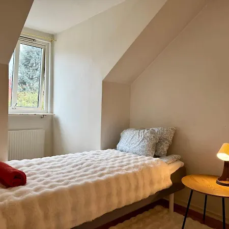 2 Floor For 6 People With 2 Bathrooms Close To And Volvo Apartment