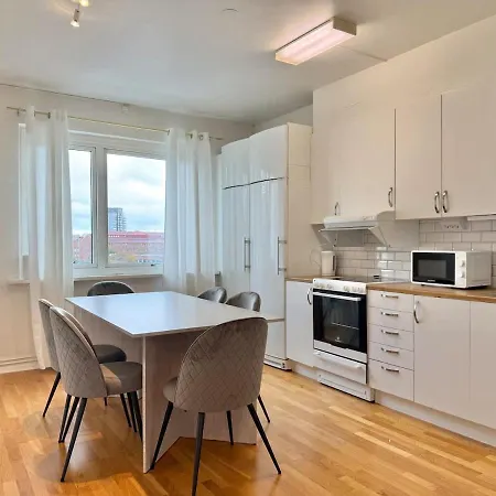 2 Floor For 6 People With 2 Bathrooms Close To And Volvo Apartment