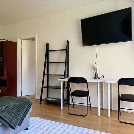 Daire Workers & Family Homes Modern 2br With Free Parking 10 Min To Volvo Göteborg