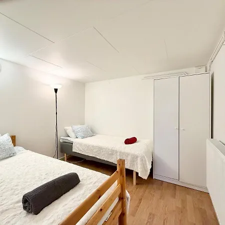 Work-ready 3br - 6 Single Beds - 10 Min To Volvo
