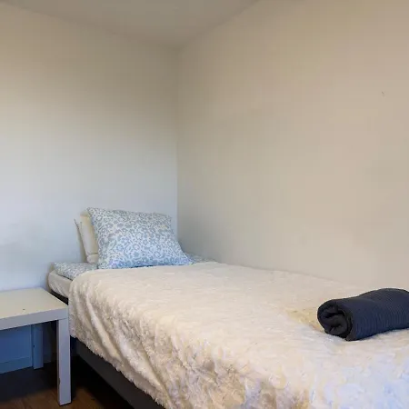 Ferienhaus Work-ready 3br - 6 Single Beds - 10 Min To Volvo Göteborg